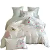Bonito dibujo animado pequeño dragón verde bordado 100 piezas 100% algodón cuatro piezas de satán de tributo funda de edredón de algodón largo sábanas ropa de cama Item Picture